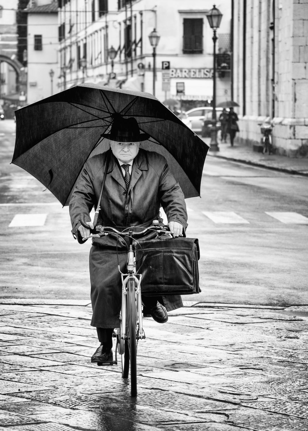 Pedaling in the rain Poster och Canvastavla