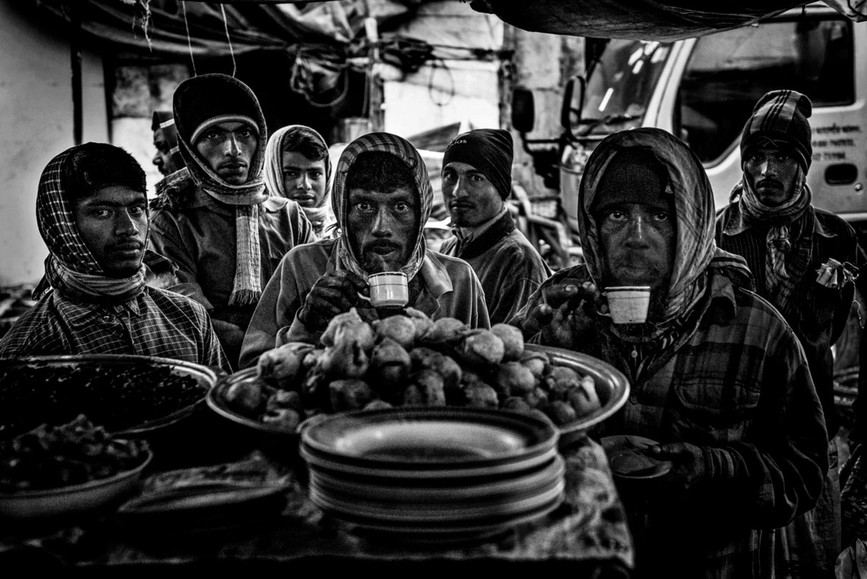 Having breakfast after finishing work in the fish market - Bangladesh Poster och Canvastavla