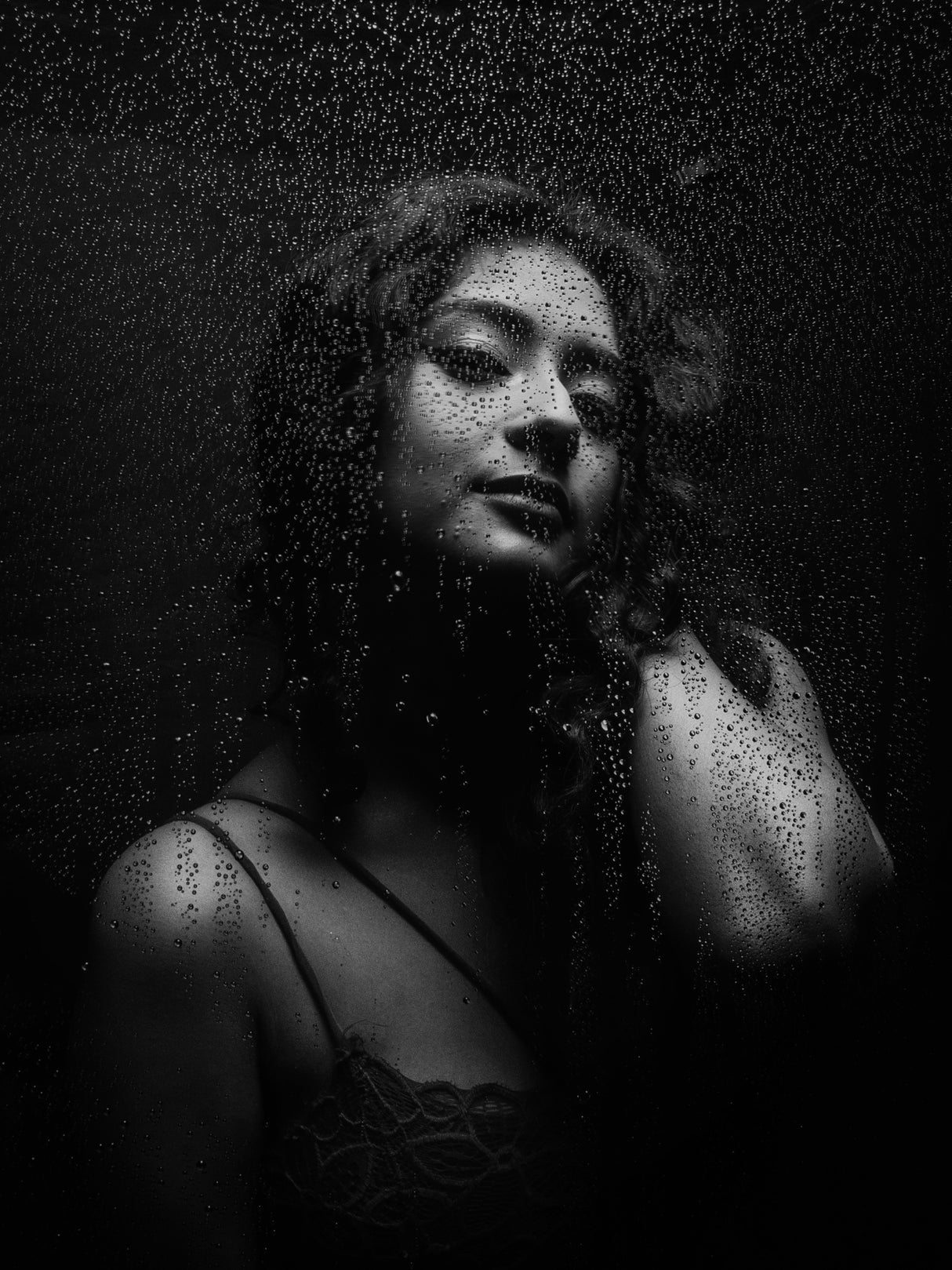 BEAUTY BEHIND WET GLASS Poster och Canvastavla