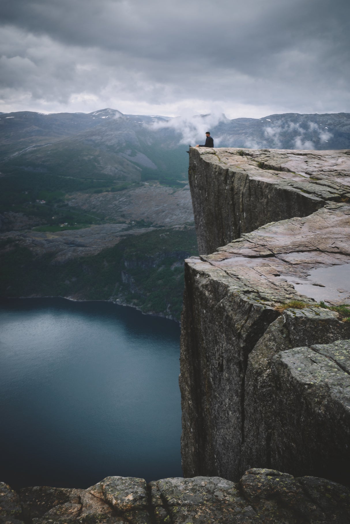 On the edge Poster och Canvastavla