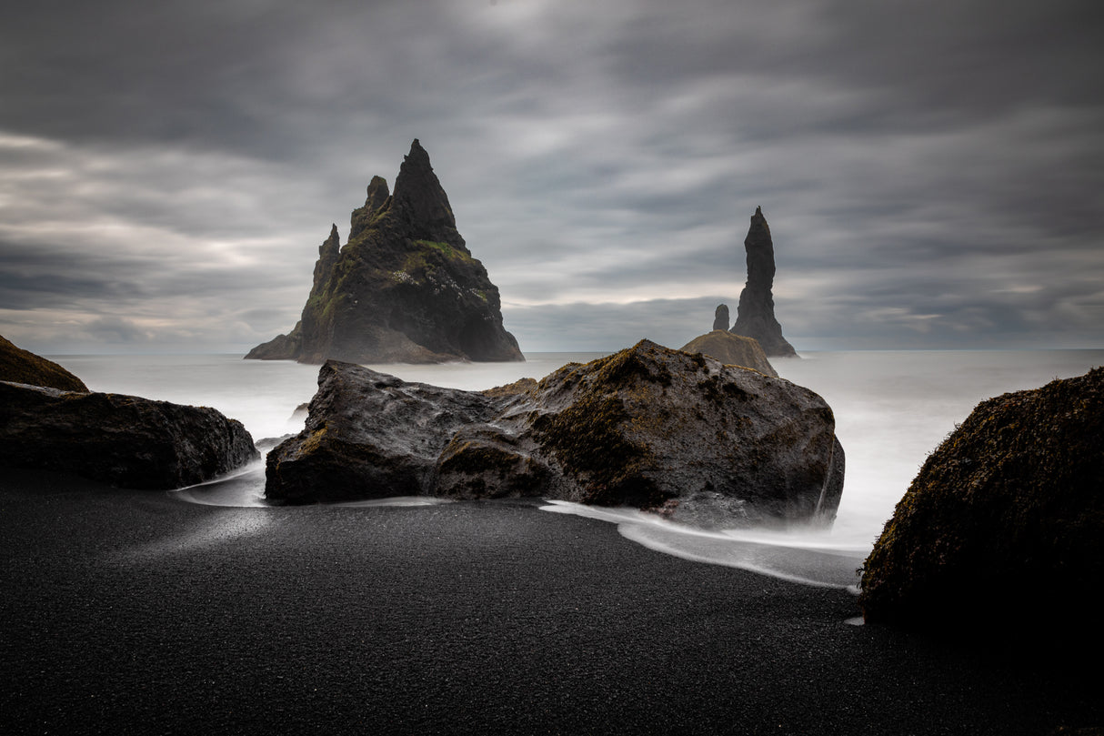 Black sand beach, Reynisfjall, Iceland Poster och Canvastavla