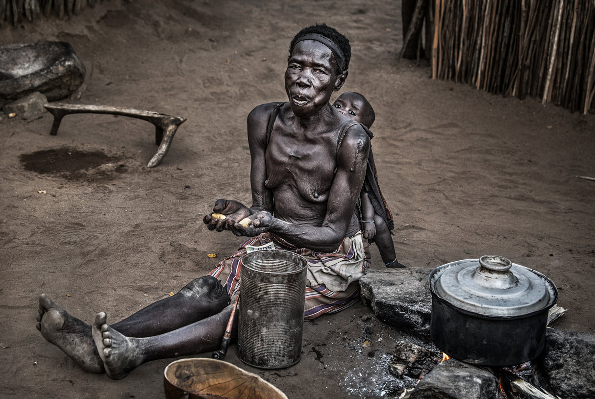 Laarim ethnic family at home - South Sudan Poster och Canvastavla