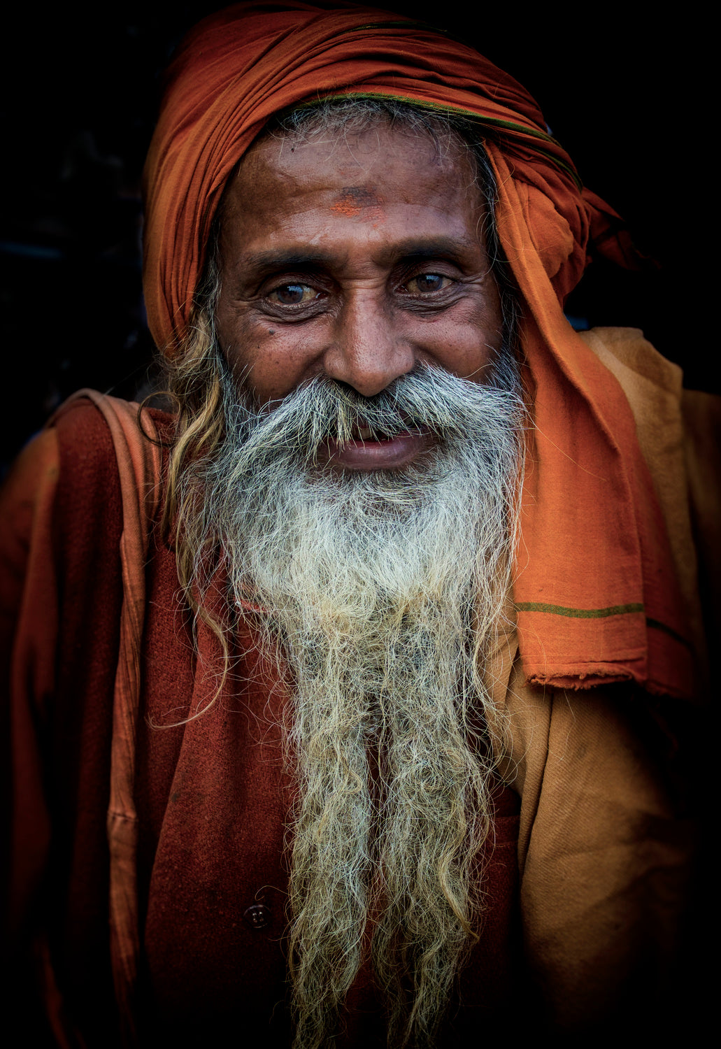 sadhu at Gangâ riverbank Poster och Canvastavla