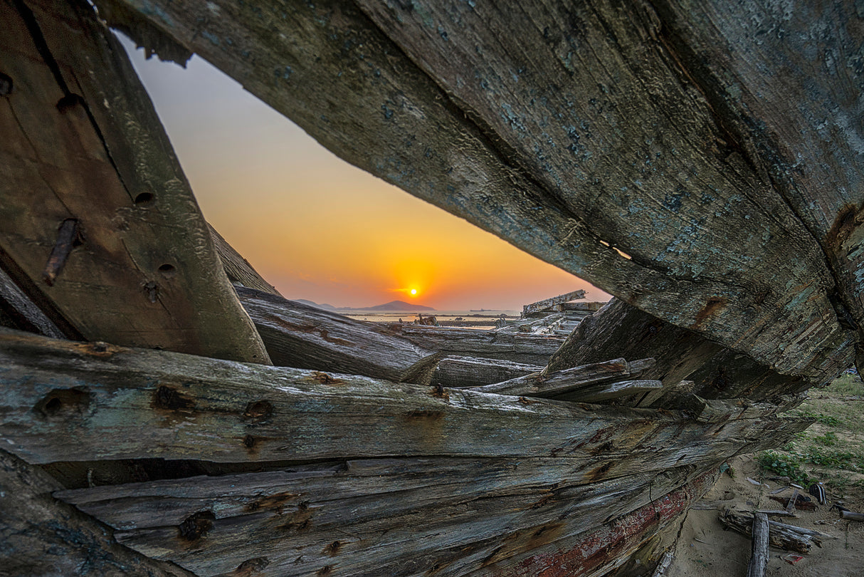 sunrise among ruins of ship Poster och Canvastavla