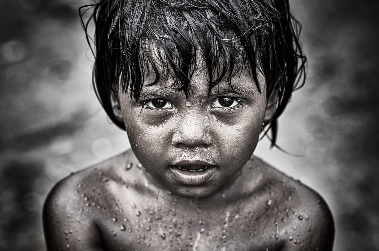 Rohingya refugee child playing with water - Bangladesh Poster och Canvastavla