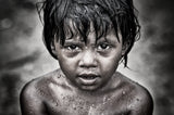 Rohingya refugee child playing with water - Bangladesh Poster och Canvastavla