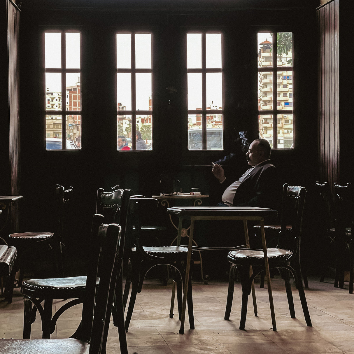 Man in coffeshop 🇪🇬📍 Poster och Canvastavla