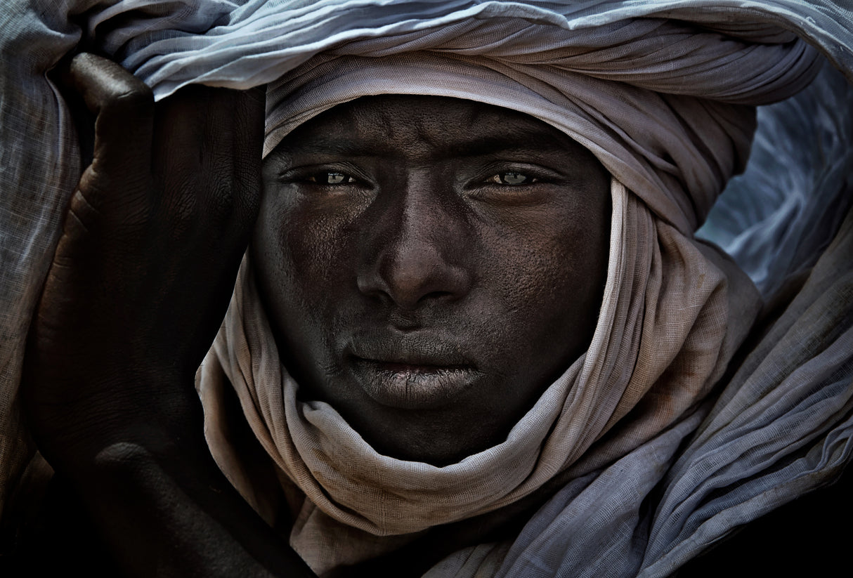 Peul man watching the gerewol festival - Niger Poster och Canvastavla