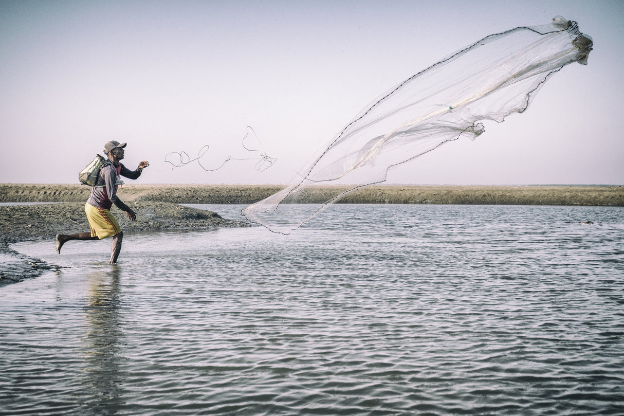 Fisherman with net Poster och Canvastavla