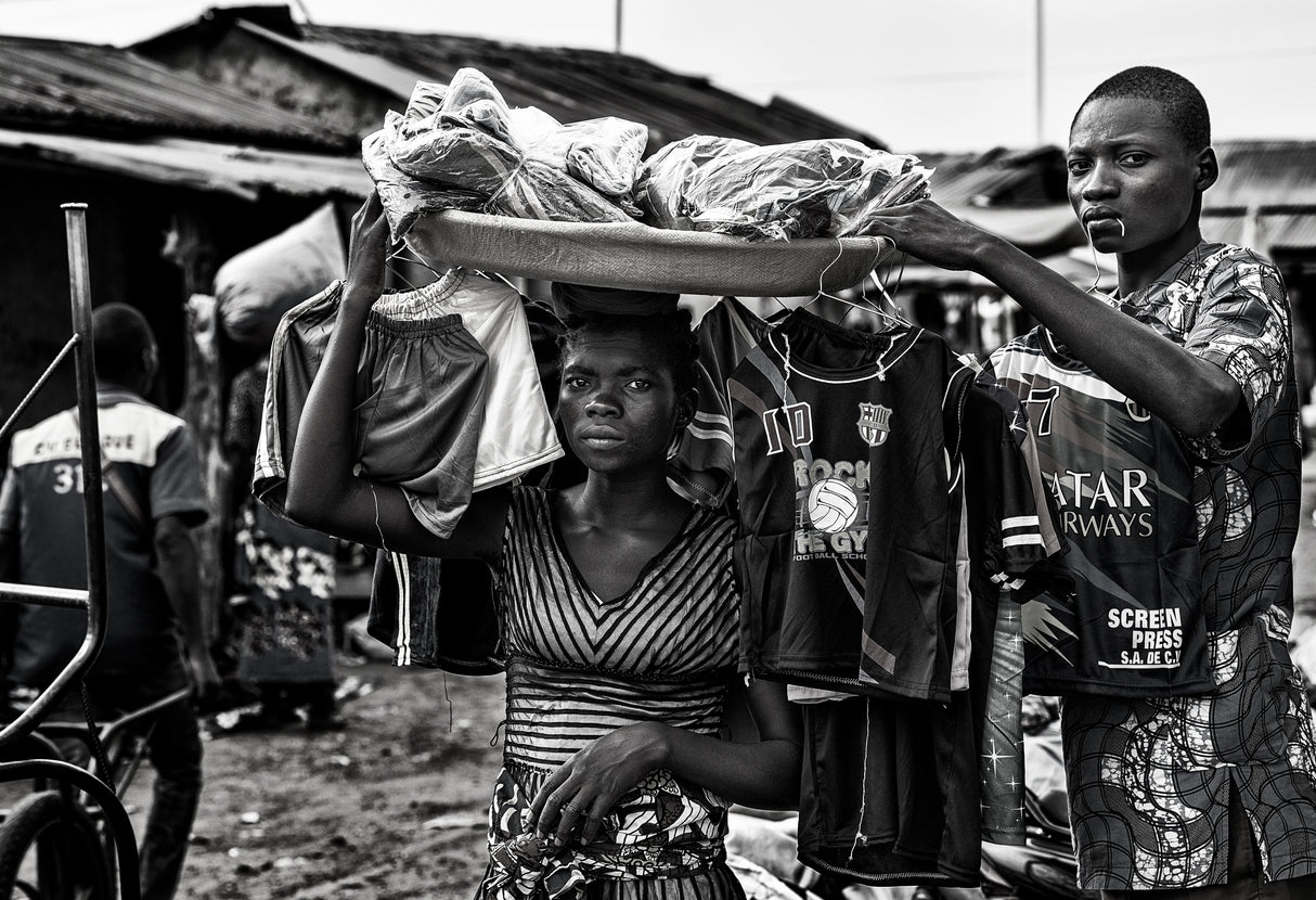 Selling goods in a market - Benin Poster och Canvastavla