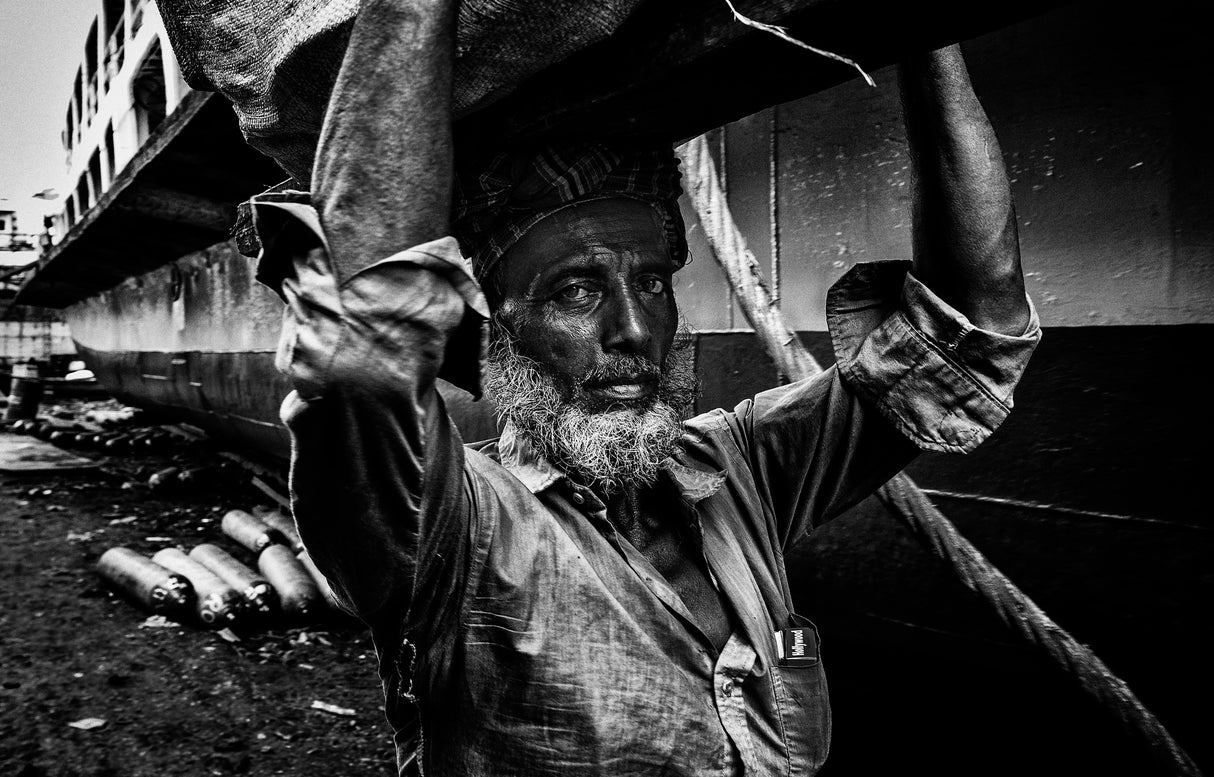 Worker of a shipyard in Bangladesh. Poster och Canvastavla
