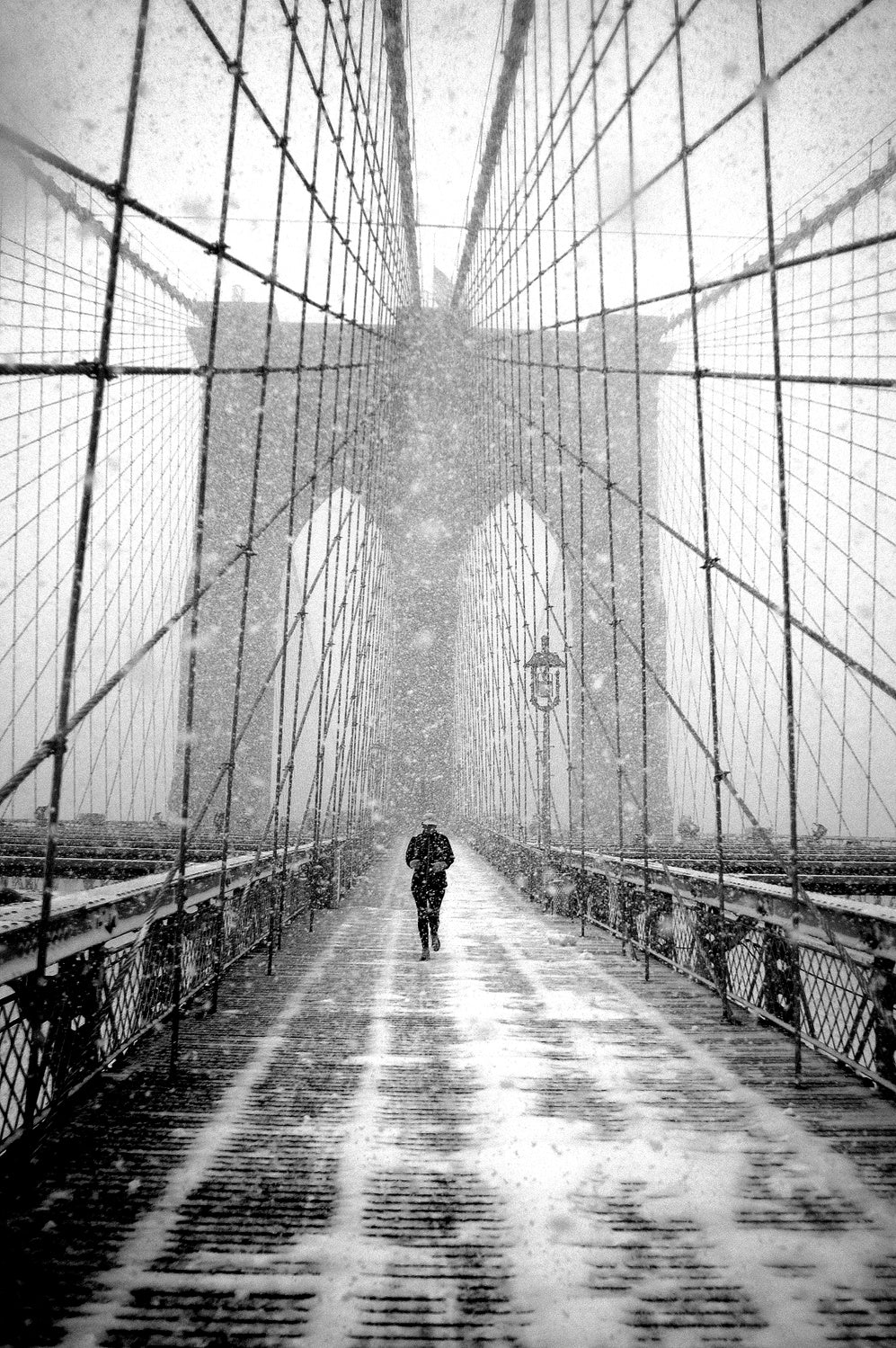 New York Walker in Blizzard - Brooklyn Bridge Poster och Canvastavla