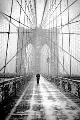 New York Walker in Blizzard - Brooklyn Bridge Poster och Canvastavla