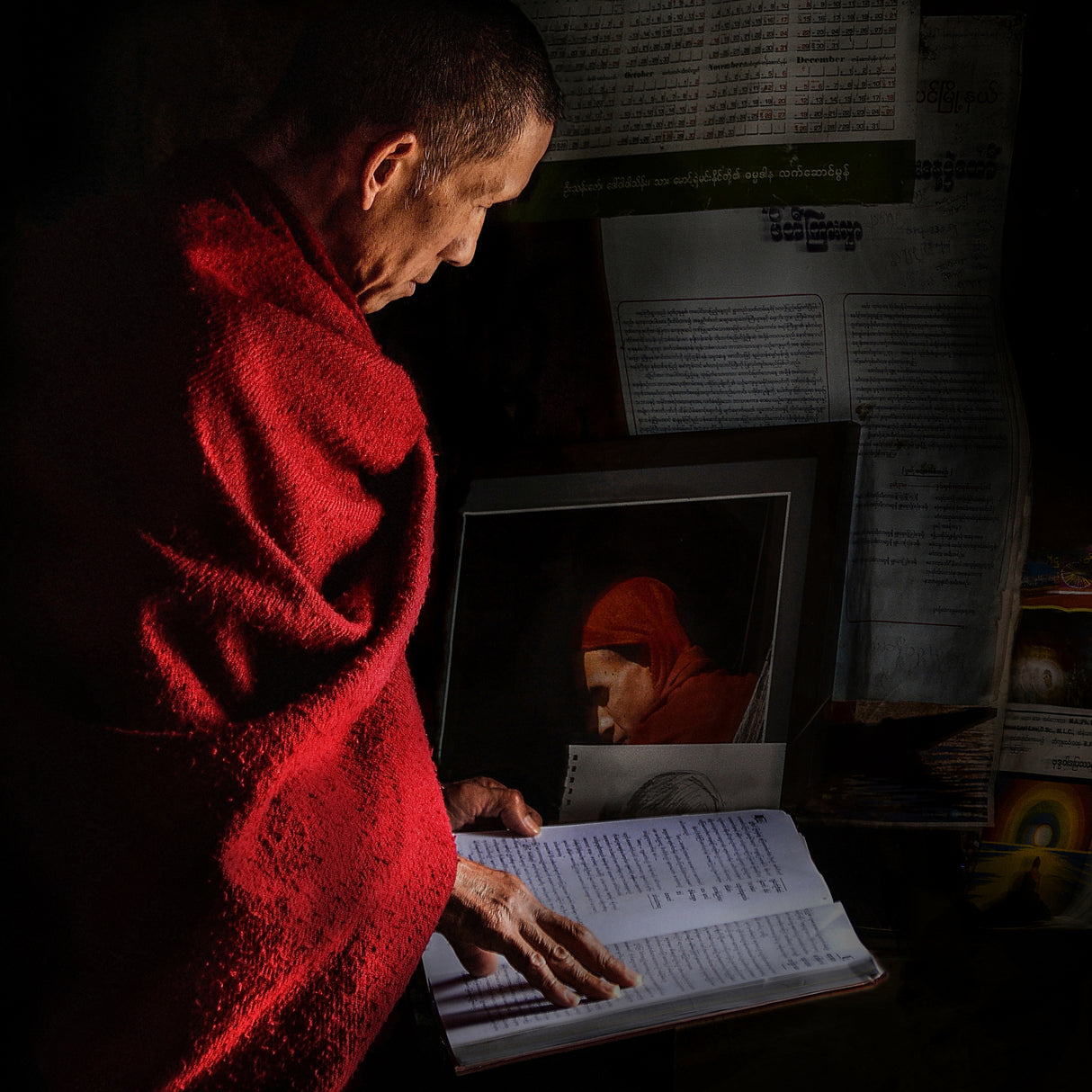Burmese monk in preyer Poster och Canvastavla