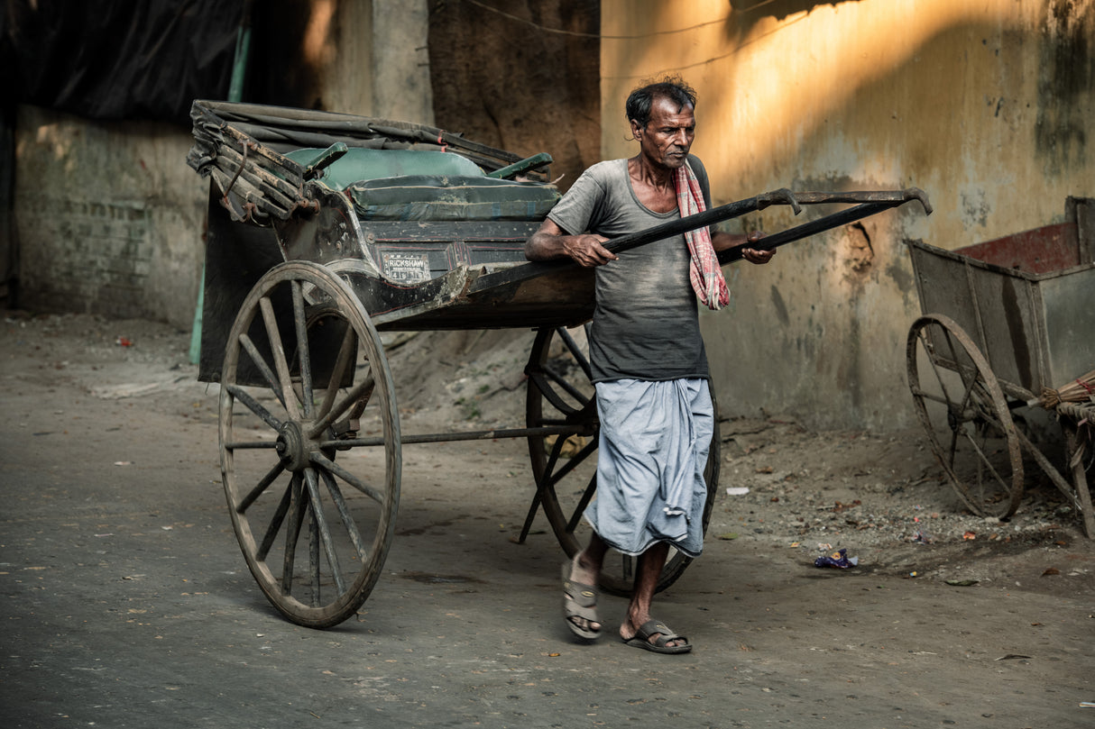 Rickshaw wallah at work Poster och Canvastavla