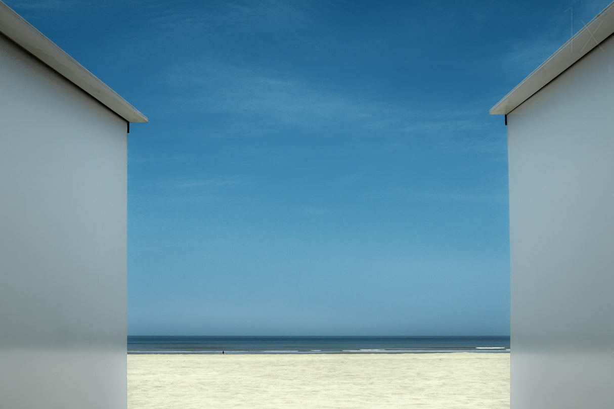 The deserted beach... almost... Poster och Canvastavla