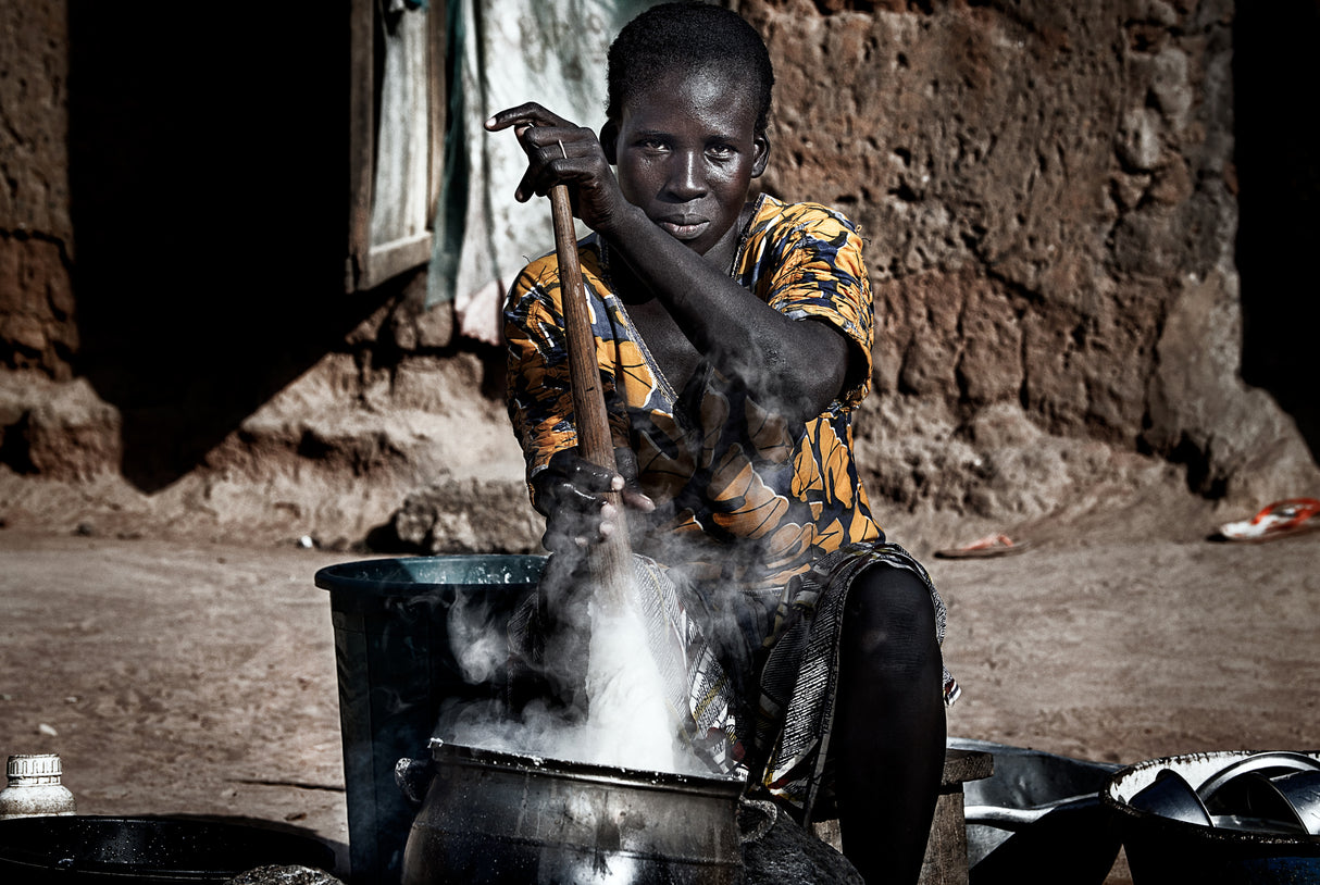 Making food for her children - Benin Poster och Canvastavla