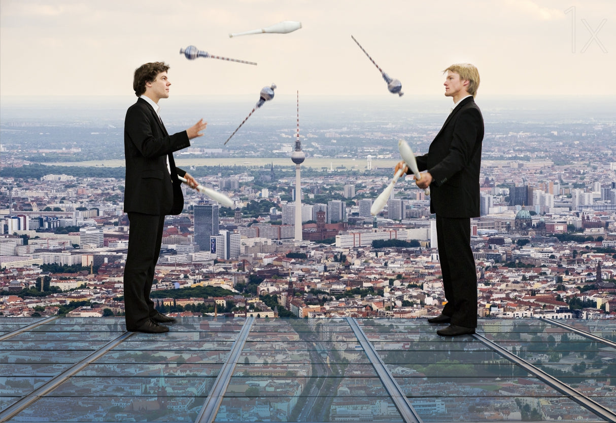 Juggling Berlin Poster och Canvastavla