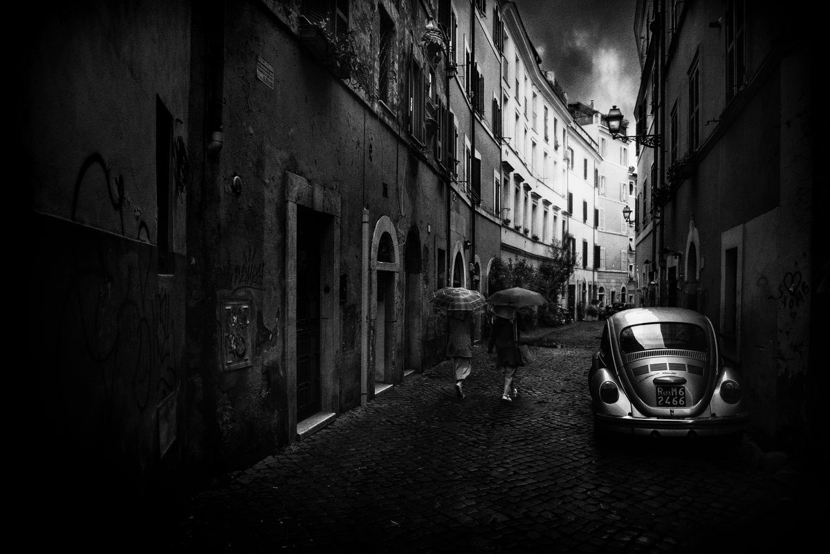 Car on the alley Poster och Canvastavla