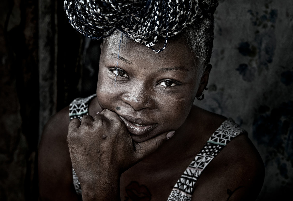 Woman with a gold tooth in the old Buduburam refugee camp - Ghana Poster och Canvastavla