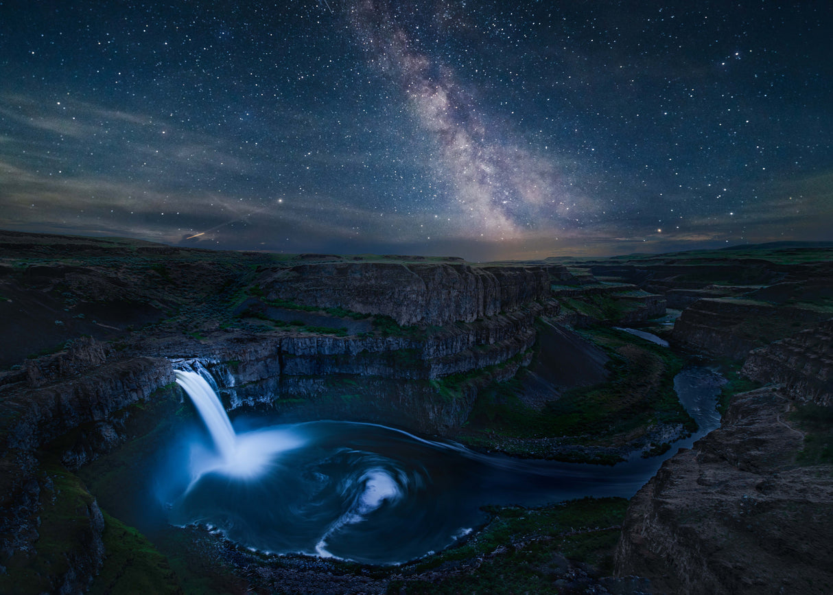 Falls in night Poster och Canvastavla