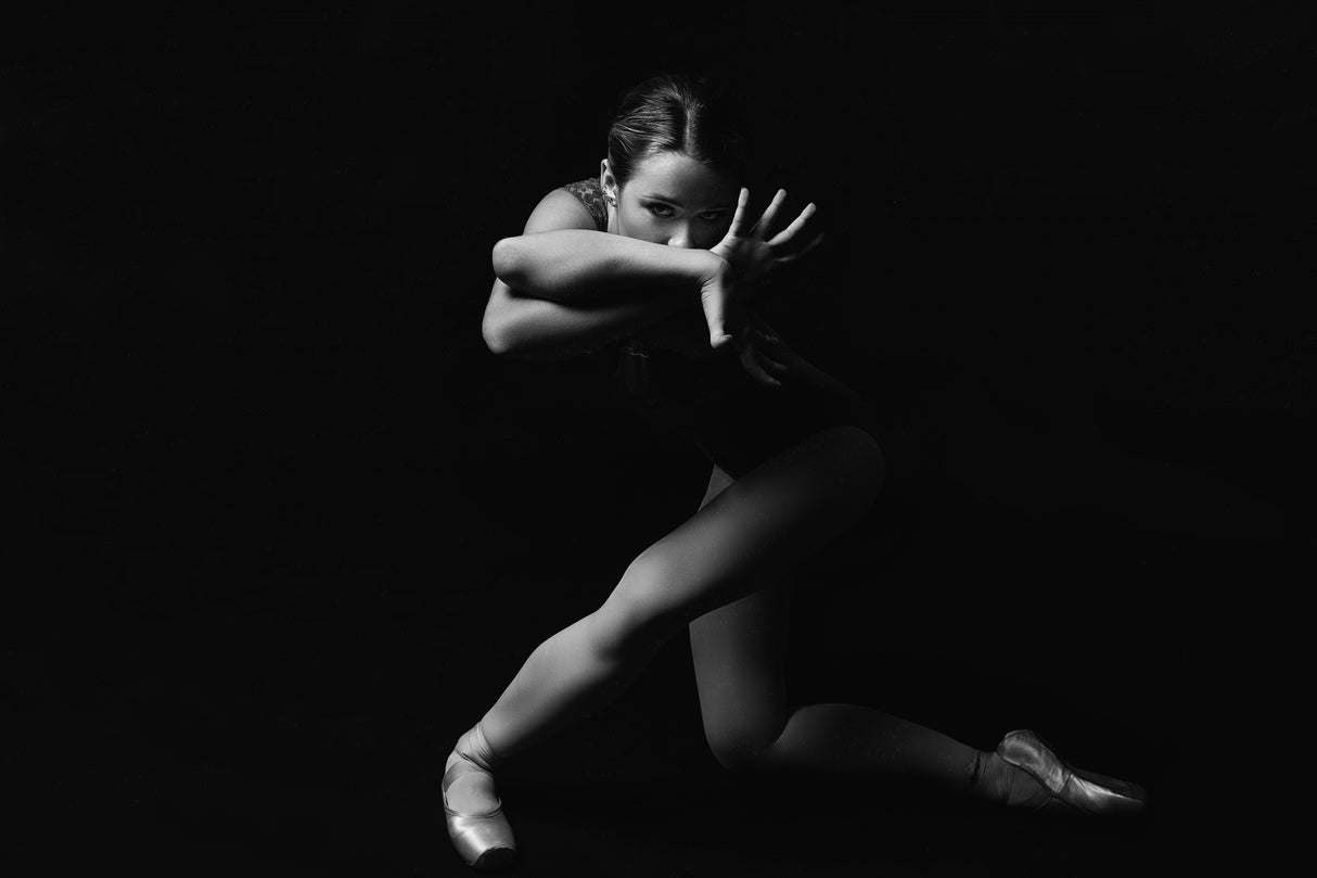 Predatoress. ballerina on pointe shoes leaning forward looks through crossed arms Poster och Canvastavla