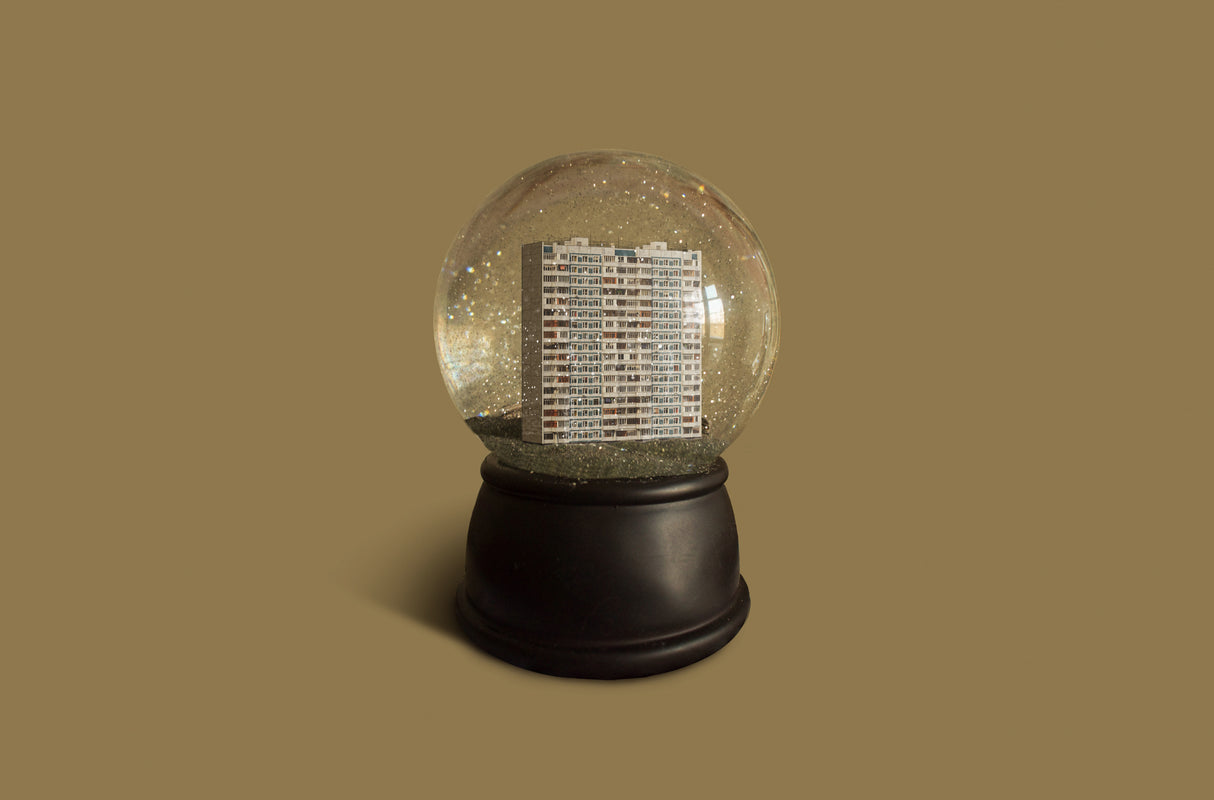 Urban Snow Globe Poster och Canvastavla