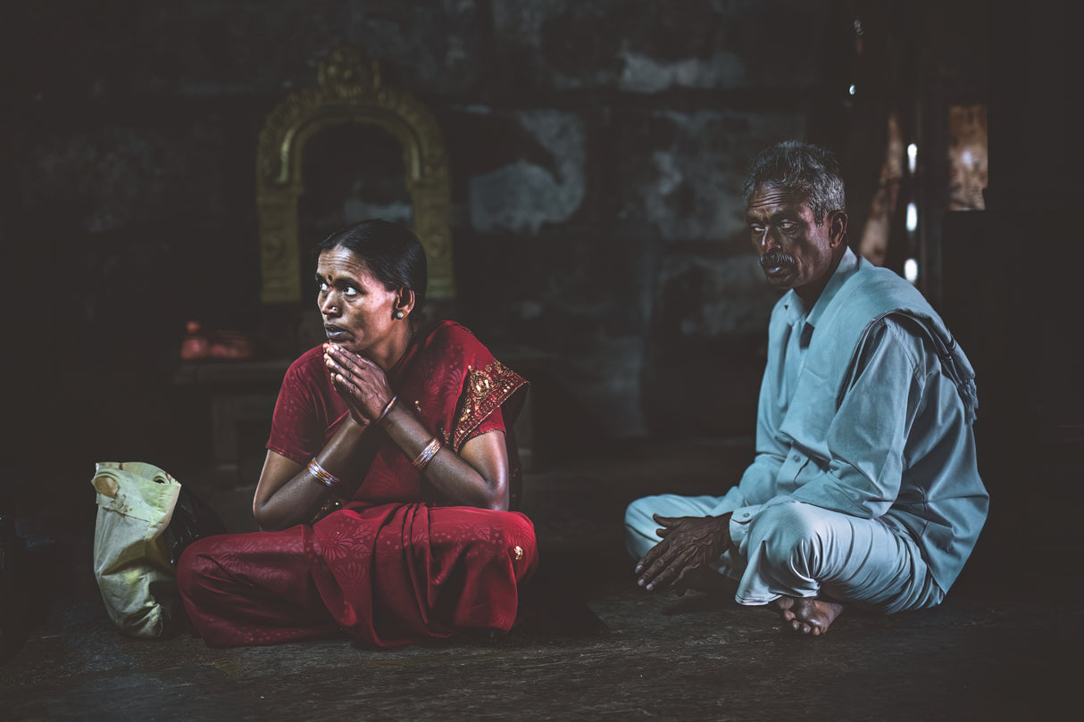 Praying in Belur Poster och Canvastavla