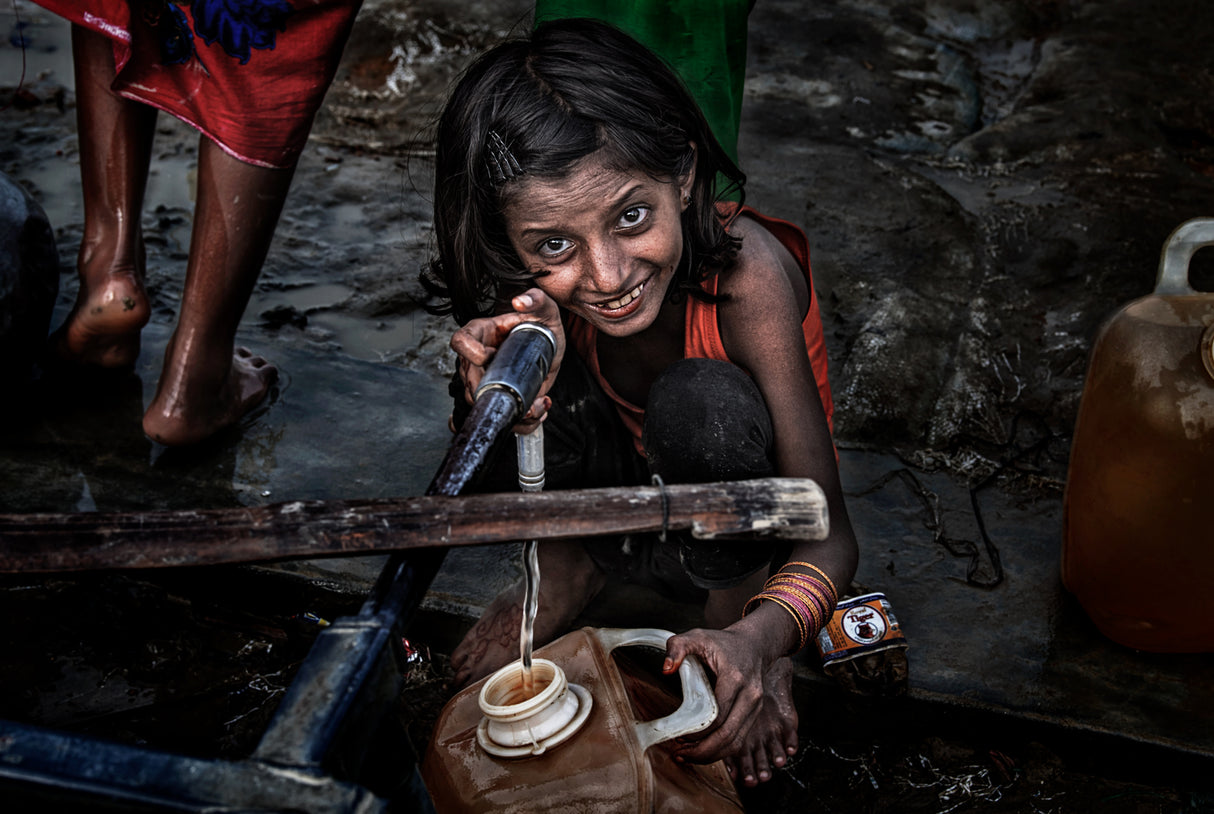 Rohingya refugee girl filling a container of water - Bangladesh Poster och Canvastavla