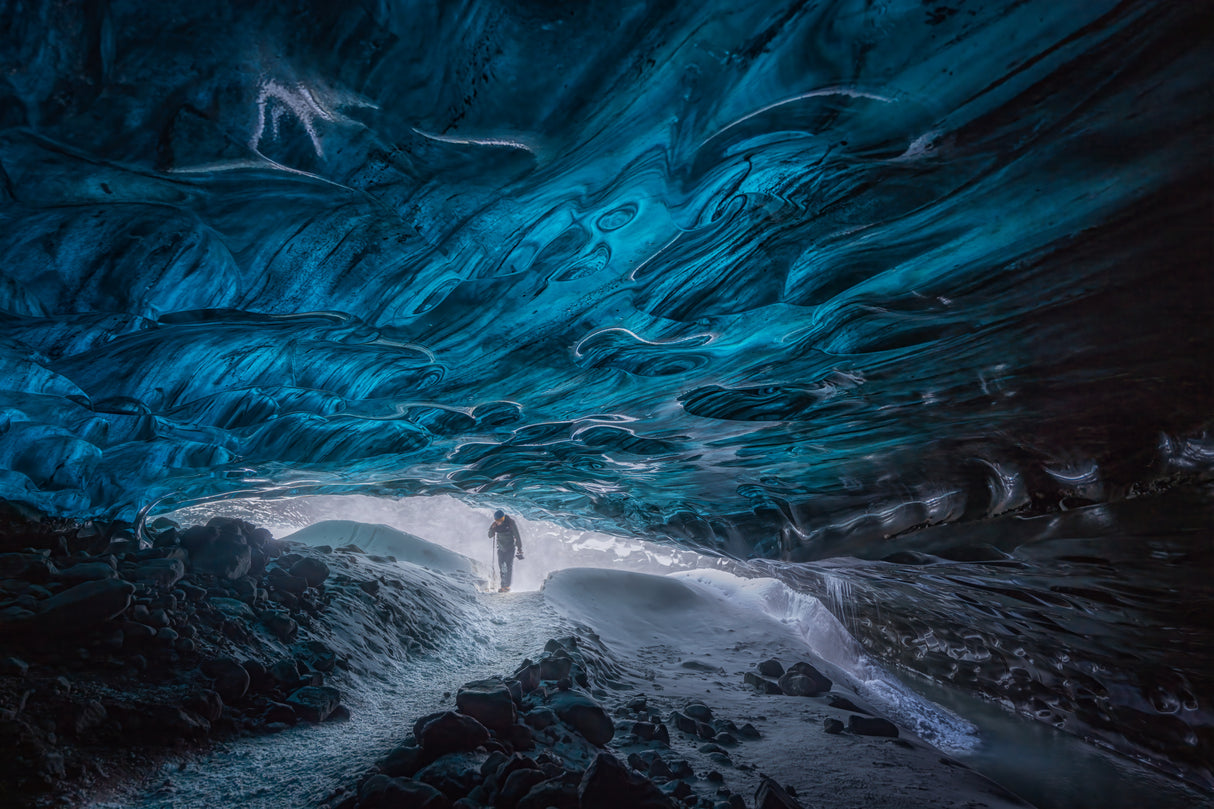 Adventurer in Blue Cave Poster och Canvastavla
