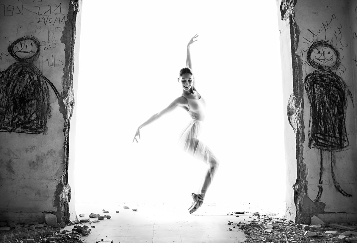 Ballerina in a deseted city Poster och Canvastavla