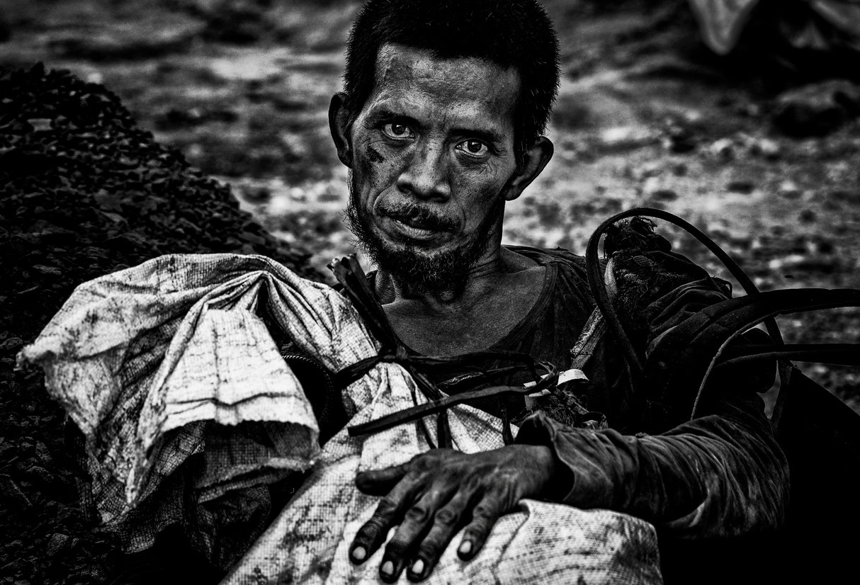 A poor man in the Jakarta fish market - Indonesia Poster och Canvastavla