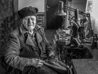 Old shoemaker... Poster och Canvastavla