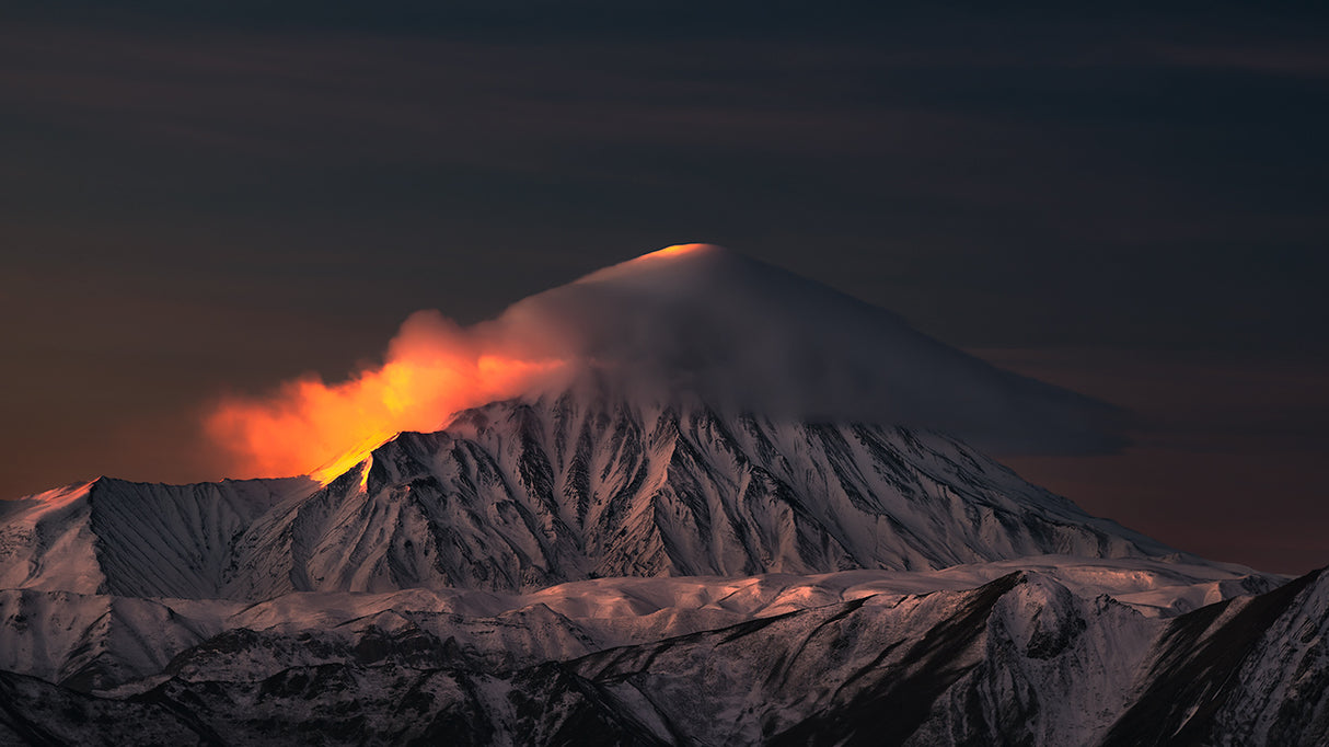 Dreamy Light On Mount Damavand Poster och Canvastavla