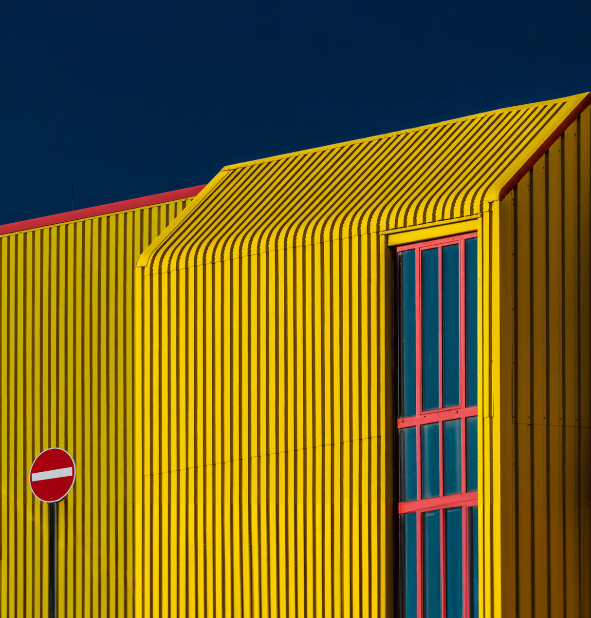 Yellow facade Poster och Canvastavla