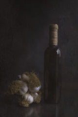 Garlic and a Wine Bottle Poster och Canvastavla
