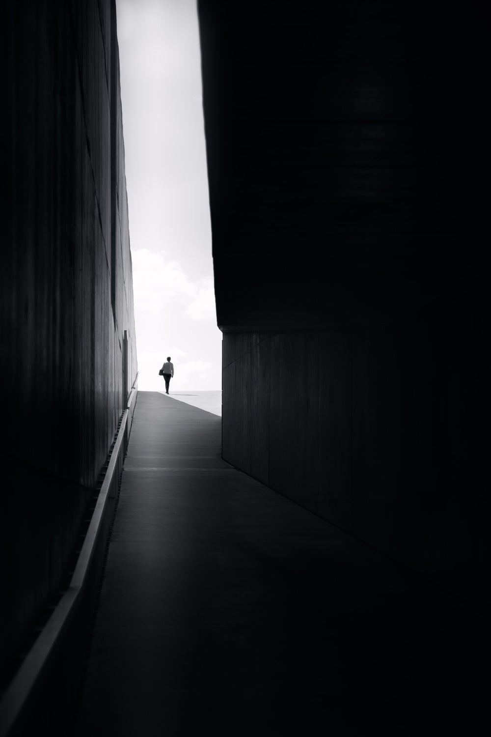 Walking to te light Poster och Canvastavla