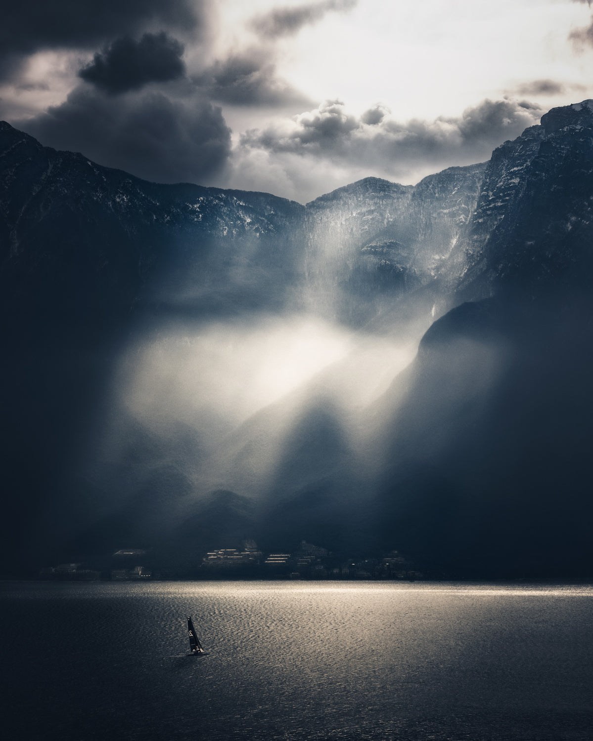 Light Rays over Lake Garda Poster och Canvastavla