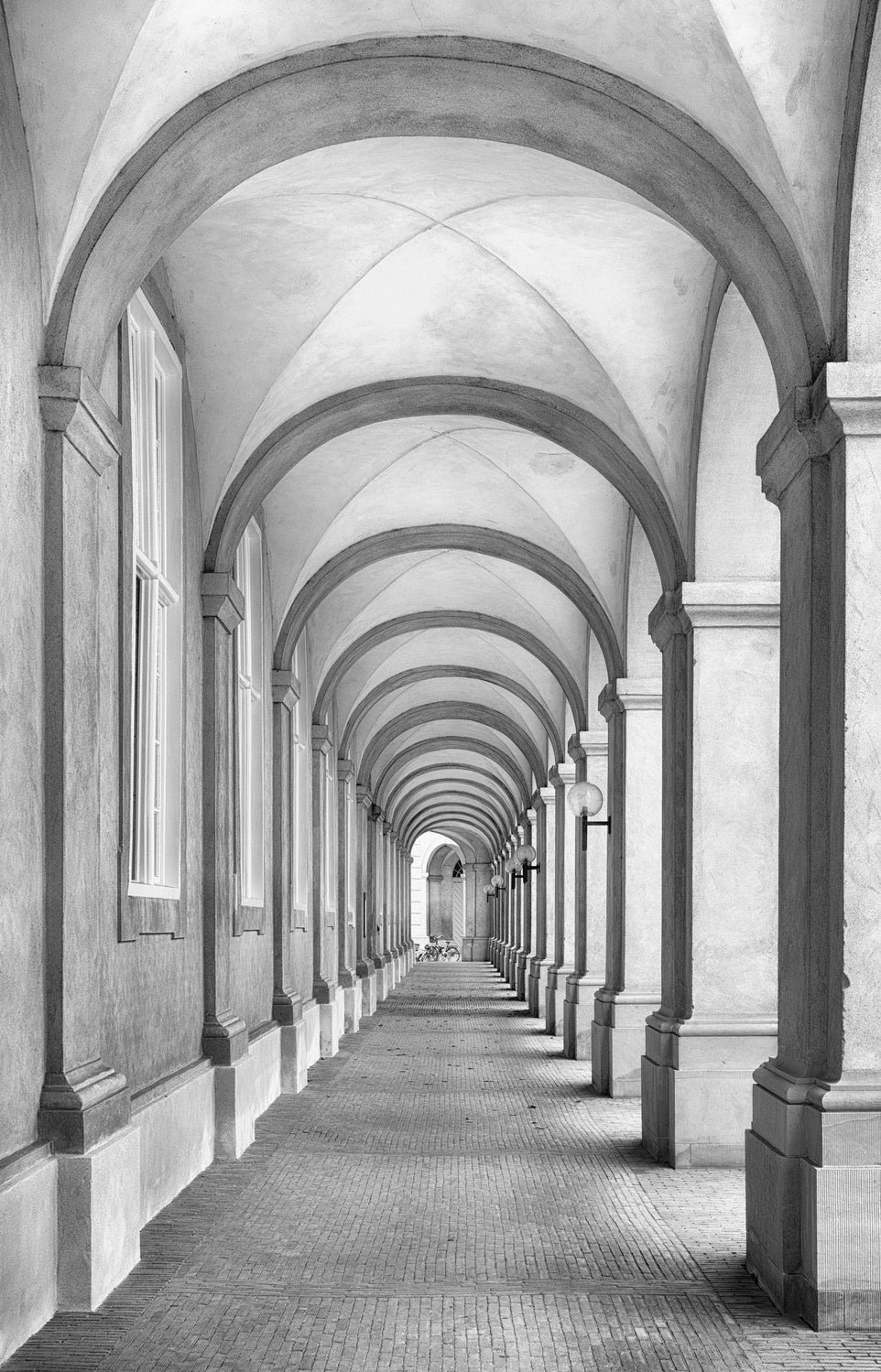 Colonnade Poster och Canvastavla