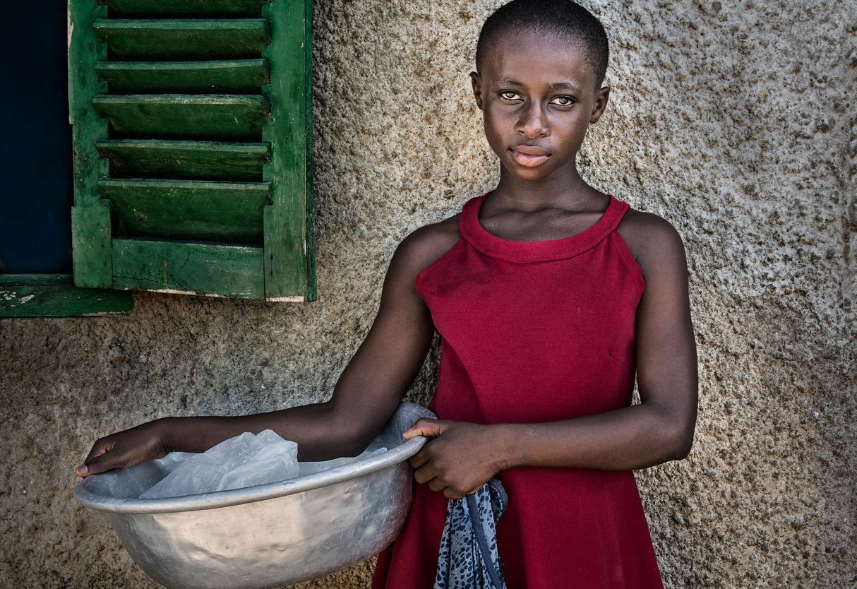 Girl in the streets of Accra - Ghana Poster och Canvastavla