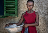 Girl in the streets of Accra - Ghana Poster och Canvastavla
