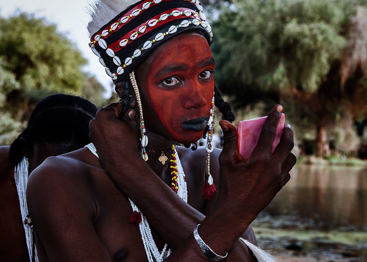 Giving the finishing touches to the gerewol festival-Niger. Poster och Canvastavla
