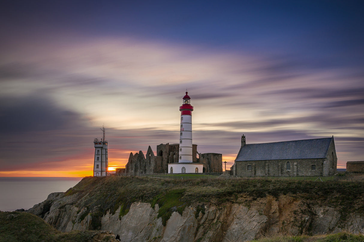 Puesta de sol en el faro de Saint Mathieu Poster och Canvastavla