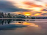 Ice slowly taking over the lake Poster och Canvastavla