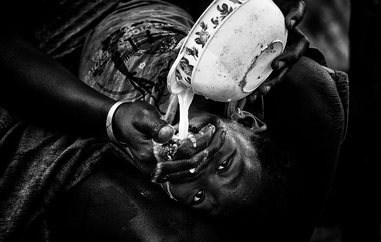 Feeding her child-II Benin Poster och Canvastavla