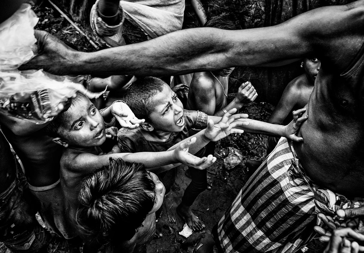 Rohingya refugee children demanding their share of the distribution of snacks. Poster och Canvastavla