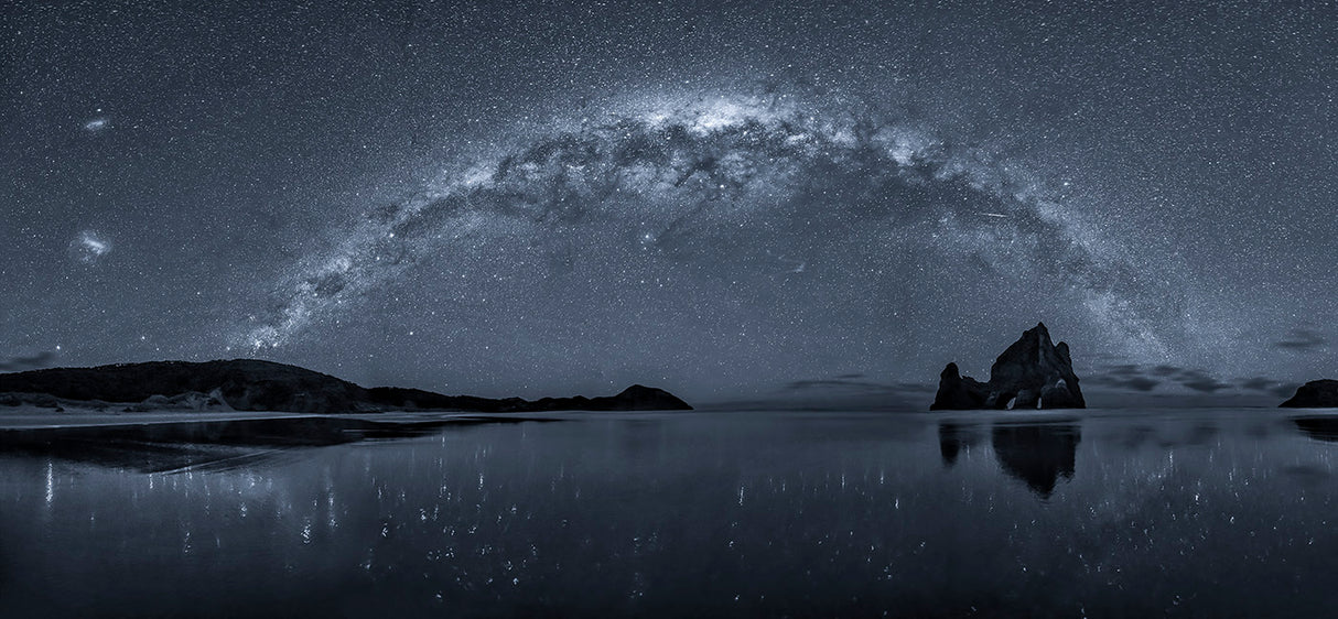 The Milky Way over Wharariki Beach Poster och Canvastavla