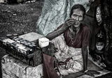 Selling cigarettes on the streets of Bangladesh Poster och Canvastavla