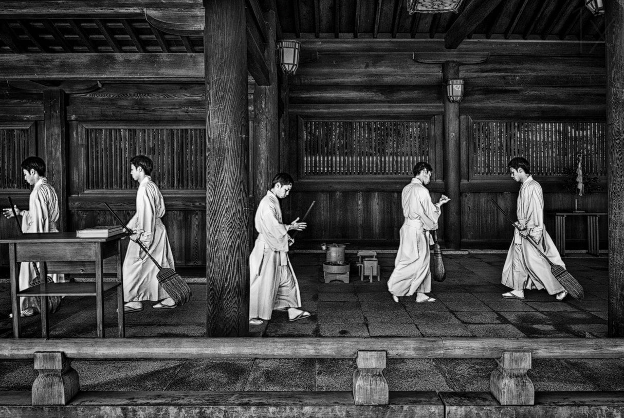 The going and the being back of a monk in the sweeping of the temple (Tokio) Poster och Canvastavla