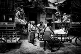 Unloading a truck in the streets of Colcatta - India Poster och Canvastavla